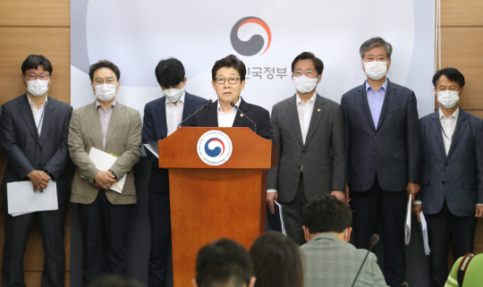 조명래 환경부 장관이 16일 오전 세종시 정부세종청사에서 '그린뉴딜' 주요 내용과 관련해 설명하고 있다. 오른쪽 세 번째는 성윤모 산업통상자원부 장관. 연합뉴스